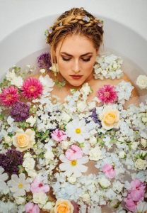 жена във вана с цветя