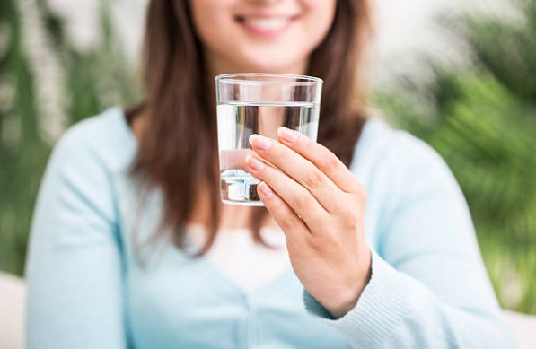 дехидратация, последици, жена, чаша вода