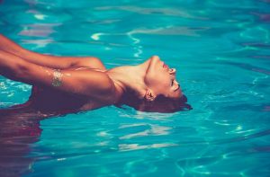 жена плува в басейн