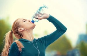 жена пие вода