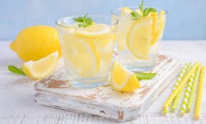Чаши вода с лимон и сламки