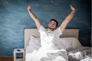Мъж в легло, след здравословен сън