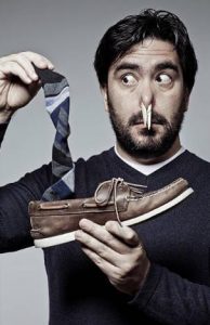 мъж, миризливи обувки и чорапи