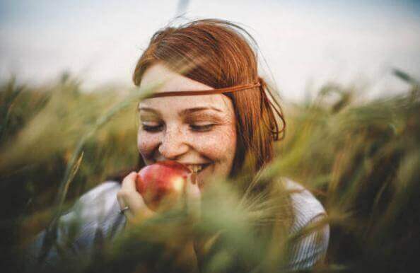 ябълка, жена, поле