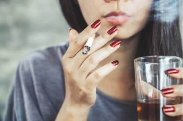 вредни навици, жена, алкохол, цигари